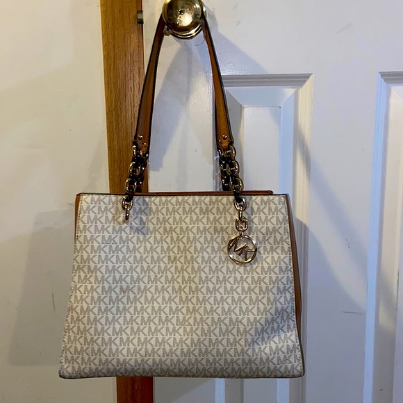 Michael Kors SOPHIA Medium Signature Tote Condition:Very Good Totes